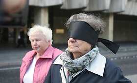 Prie SAM protestavo pavojinga akių liga sergantys žmonės