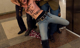 Pusnuogės aktyvistės &bdquo;Femen&ldquo; Maskvoje pasikėsino į balsadėžę su Vladimiro Putino biuleteniu