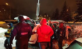 Vilniuje nesuvaldytas automobilis trenkėsi į stulpą