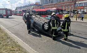 Vilniuje, prie &bdquo;Akropolio&ldquo;, po smūgio ant stogo vertėsi &bdquo;Volvo&ldquo;
