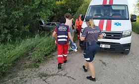 Pagėgių savivaldybėje &ndash; &bdquo;Peugeot 406&ldquo; skrydis į krūmus