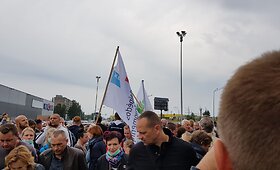 Eitynės Klaipėdoje: simboliniame karste laidoja nesibaigiančią smarvę