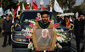 Gedulo procesija Bagdade Irano generolo Qasemui Soleimani ir Irako sukarintų pajėgų vadui Abu Mahdi al Muhandisui