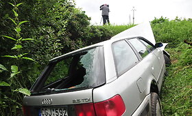Vilniuje nesuvaldytas automobilis &bdquo;Audi&ldquo; nuo kelio įskriejo į gilų griovį