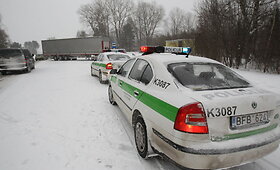 Kauno link važiavęs Lenkijos sunkvežimis paslydo ir sumaitojo lietuvių &bdquo;Renault&ldquo;