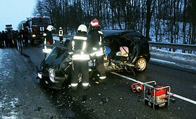 &Scaron;ilalės rajone jauno vaikino vairuojamas automobilis rėžėsi į malkų prikrautą priekabą, vairuotojas žuvo 