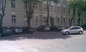 Skaitytojo galerija: automobilis i&scaron; stovėjimo vietos nuriedėjo į gatvę 