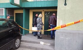 Mirė Vytautas &Scaron;apranauskas, įėjimą į namą, kuriame gyveno aktorius, saugo pareigūnai