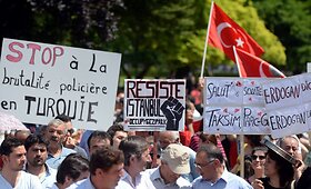Turkijoje tūkstančiai žmonių tęsia protestus, nepaisydami premjero raginimų