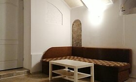 Vilniuje, Gėlių g., nuomojamas būstas cokoliniame auk&scaron;te: pamatykite jį