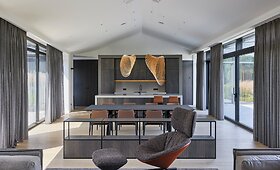 Namas prie upės: architektūros estetika, deranti su kokybi&scaron;ku dizainu