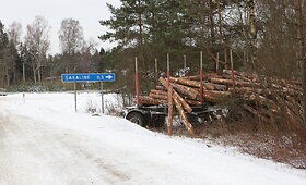 Tauragės rajone slidžiame kelyje mi&scaron;kovežis &bdquo;Volvo&ldquo; nuslydo nuo kelio ir apvirto