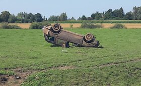 &Scaron;ilutės rajone nuo kelio nuskriejo ir apvirto automobilis