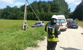 Avarija &Scaron;ilutės rajone: nuo kelio nuskriejo ir apvirto moters vairuojamas automobilis