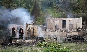 Liepsnos Jurbarko rajone niokojo tris pastatus 