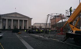 Vilniaus Rotu&scaron;ės aik&scaron;tėje statoma Kalėdų eglė
