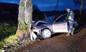 Neblaivūs jaunuoliai &Scaron;ilutės rajone nuvarė pažįstamo automobilį ir trenkėsi į medį