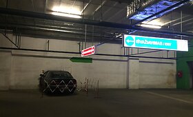 Vilniaus prekybos centre &bdquo;Ozas&ldquo; automobilis &bdquo;Renault&ldquo; įsimūrijo į požeminio garažo sieną