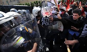 Atėnuose tūkstančiai graikų protestuoja prie&scaron; griežtas taupymo priemones