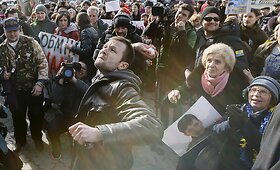 Kijeve demonstrantai apmėtė kiau&scaron;iniais Rusijos ambasadą, reikalaudami paleisti Nadijos Savčenko