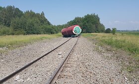 Prie Pagėgių nuo bėgių nuvirto krovininis traukinys 