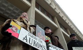 Prie Seimo rūmų atidengta Laisvės gynėjams skirta atminimo lenta