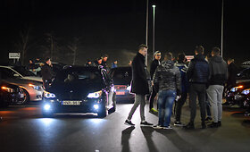 Naktiniame Vilniuje &ndash; BMW fanų dūzgės prie &bdquo;Ikea&ldquo;