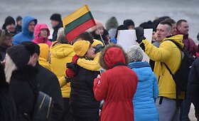 &Scaron;imtai žmonių paniro į ledines Baltijos jūros bangas