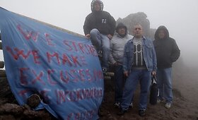 Italų protestas: &scaron;e&scaron;i vyrai nusileido į Vezuvijaus kraterį