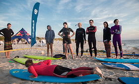 Pirmoji &bdquo;Surf Camp 2015&ldquo; diena &ndash; pirmosios bangos besileidžiant saulei