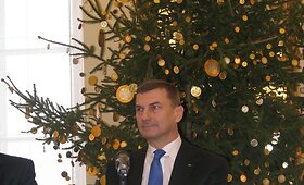 Estai didžiuojasi įsivedantys eurą