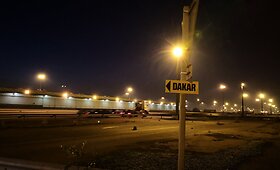 Naktiniai Le Havro uosto vaizdai: rikiuojama Dakaro technika