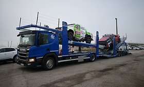 Le Havro uoste rikiuojami Dakaro ralio automobiliai