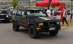 Trispalvis tiuningas: tautine simbolika puo&scaron;ti automobiliai