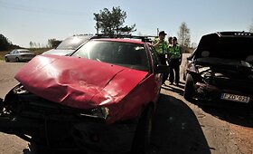  &bdquo;VW Golf&ldquo; ir  &bdquo;Audi A8&ldquo; kaktomu&scaron;a prie Karveli&scaron;kių kapinių