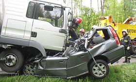 Kelių ko&scaron;maras Lenkijoje: &bdquo;Volvo V70&ldquo; su dviem lietuviais palindo po sunkvežimiu