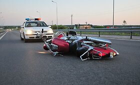 Motociklininkas griuvo lygioje vietoje ir sunkiai susižeidė