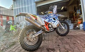 Arūnas Gelažninkas ir &bdquo;Zigmas Dakar team&ldquo; i&scaron;siuntė techniką į Dakarą