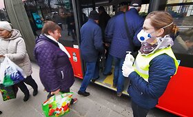 20-tyje pagrindinių Vilniaus stotelių keleivių rankas dezinfekuoja mi&scaron;rios pajėgos