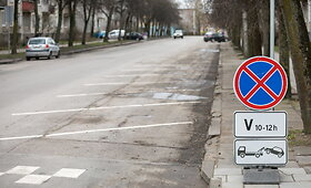 I&scaron;vežami sostinės gatves trukdantys valyti automobiliai