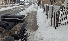 Kauniečiai sniegą valo pasitelkę keturračius