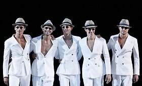 Dizaineris Giorgio Armani siūlo vyrams atidengti blauzdas ir krūtinę