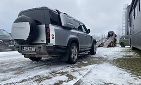 Karolio Rai&scaron;io ir Žilvino Pekarsko į Dakaro ralio &bdquo;Land Rover Defender 130&ldquo; i&scaron;keliavo į Barseloną