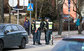 Moterų ralio dalyvės ir policija mokė teisingai pereiti gatvę