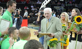 A.Sabonis ir V.Adamkus pasveikino Lietuvos vežimėlių krep&scaron;inio rinktinę