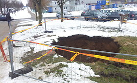Po vandentiekio avarijos Santari&scaron;kėse atsivėrė smegduobė