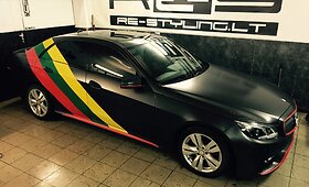 Vlado Noreiko patobulintas trispalvis &bdquo;Mercedes E 550&ldquo;