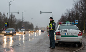 Policijos pareigūnai Utenos moterims įteikė gėlių