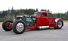 &bdquo;Hotrodų&ldquo; kultūros pavyzdys &ndash; sunkvežimis su V8 varikliu