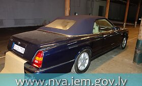 Latvijos URM aukcione parduoda i&scaron; nusikaltėlių konfiskuotą kabrioletą &bdquo;Bentley Azure&ldquo;